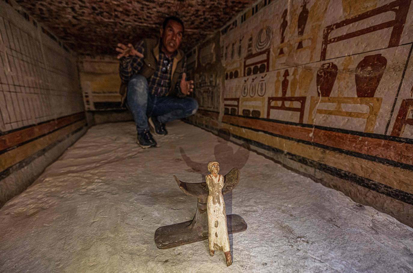 Arqueólogos han descubierto cinco tumbas antiguas tumbas egipcias en Saqqara (cerca de Giza) durante las excavaciones realizadas en la zona situada en el lado noreste de la pirámide del Rey Merenre, que gbernó Egipto hacia el 2270 a.C. Las cinco tumbas, todas ellas en buen estado, pertenecían a altos funcionarios reales. 