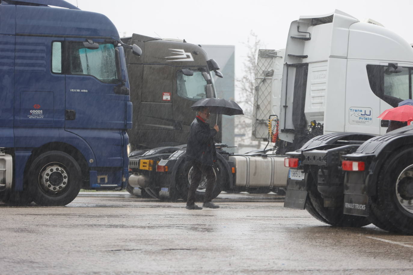 Camioneros protestan por la subida del precio de la gasolina.