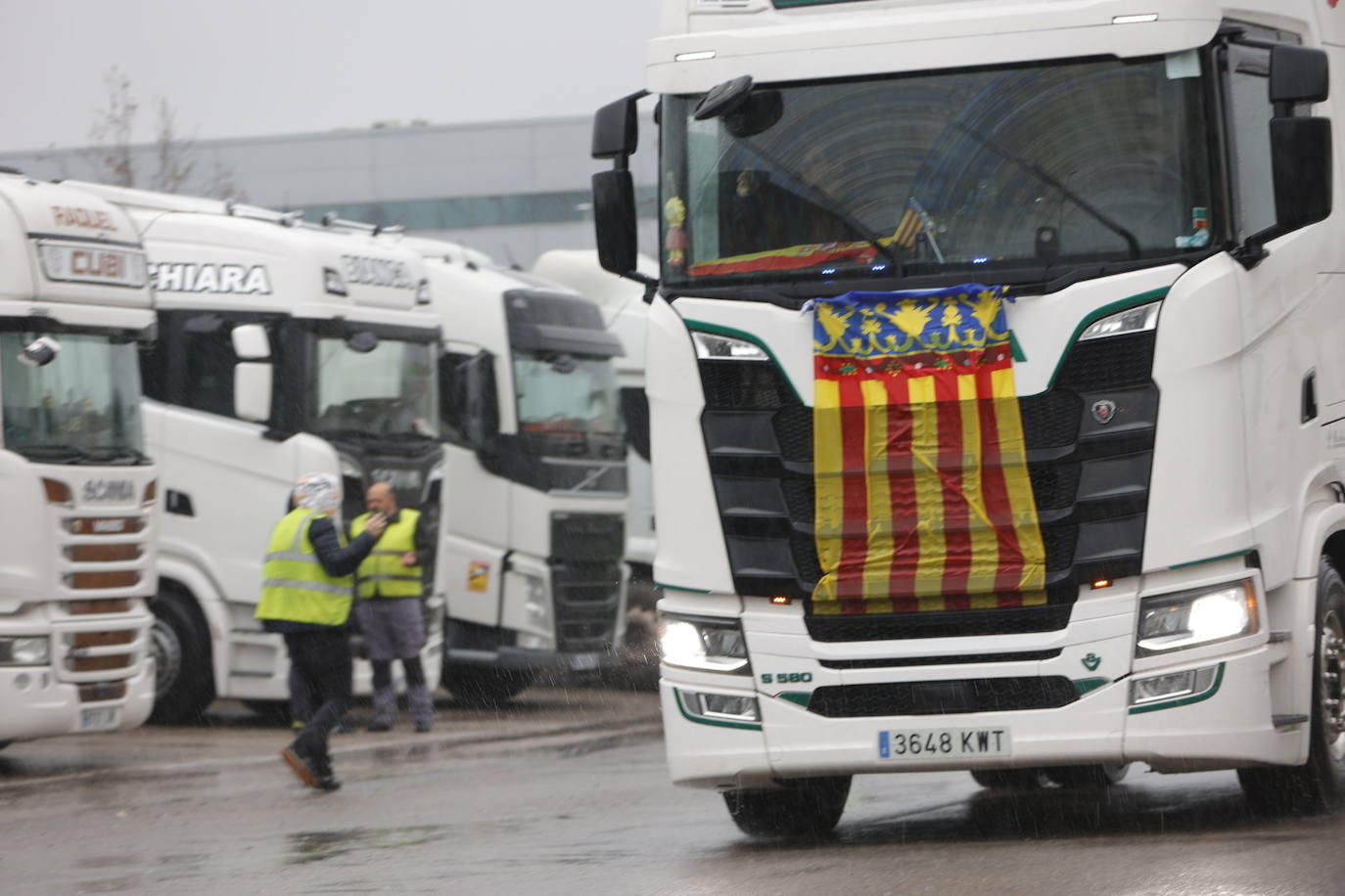 Camioneros protestan por la subida del precio de la gasolina.