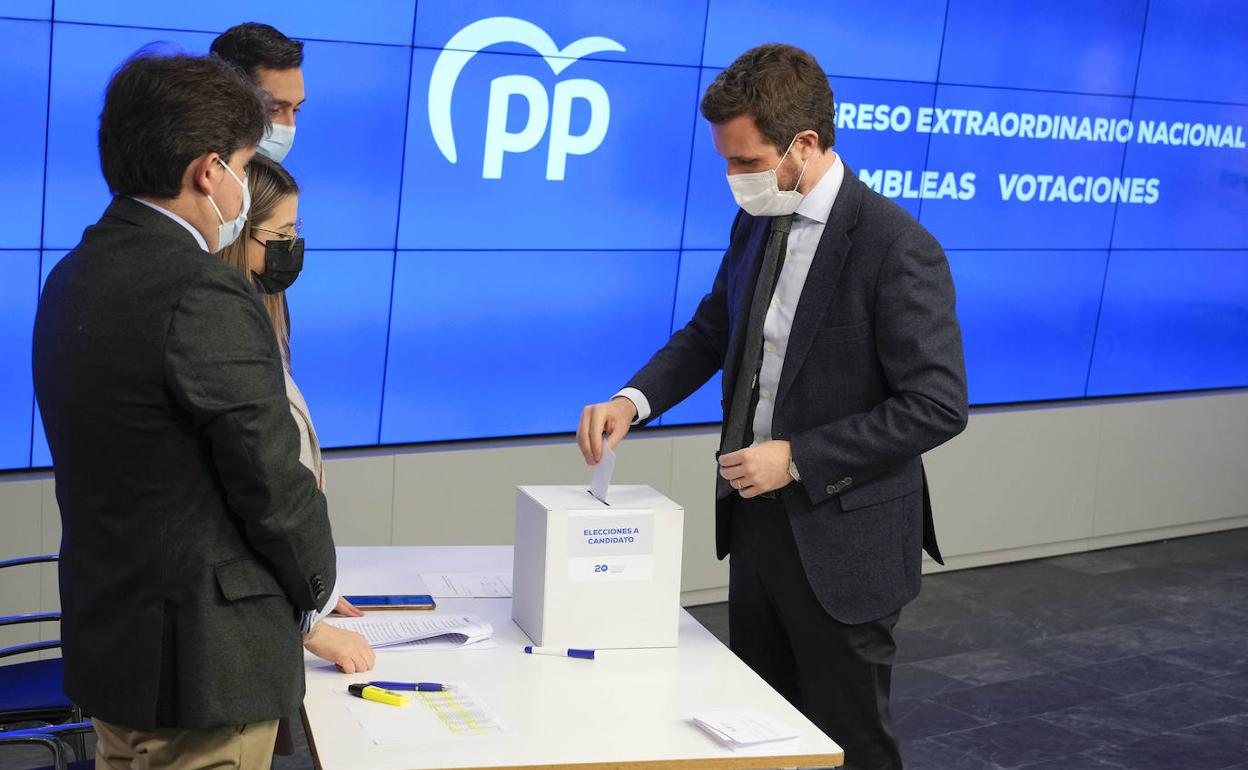 El todavía líder del PP, Pablo Casado, vota este lunes en las primarias del partido. 