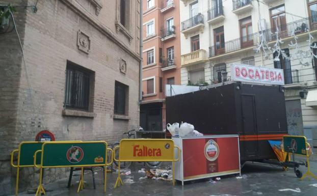 Puestos callejeros en los aledaños de una iglesia. 