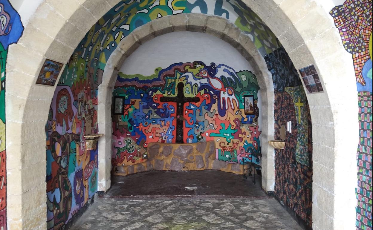 Los murales destacan por los coloridos motivos naturalistas y un cierto grado de abstracción. 