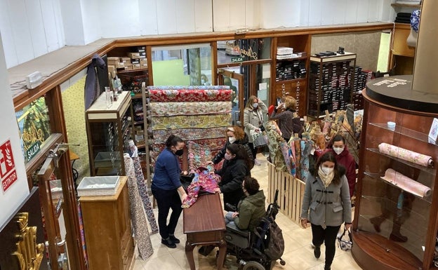 Clientes, en el interior de la tienda de Álvaro Moliner. 