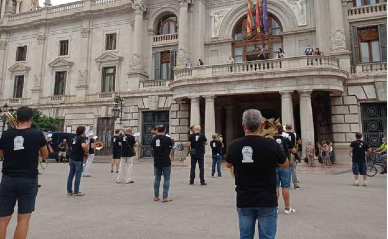 Una protesta de la Banda Municipal de Valencia en la plaza del Ayuntamiento. 