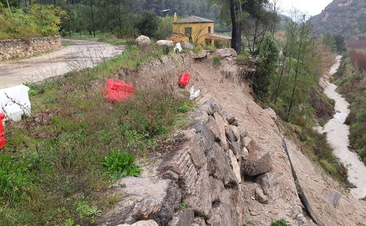 Escollera entorno embalse de El Bosquet en Moixent dañada por las lluvias. 