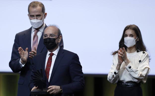 Eduardo Anitua, tras recibir el Premio Nacional de Innovación de los Reyes.