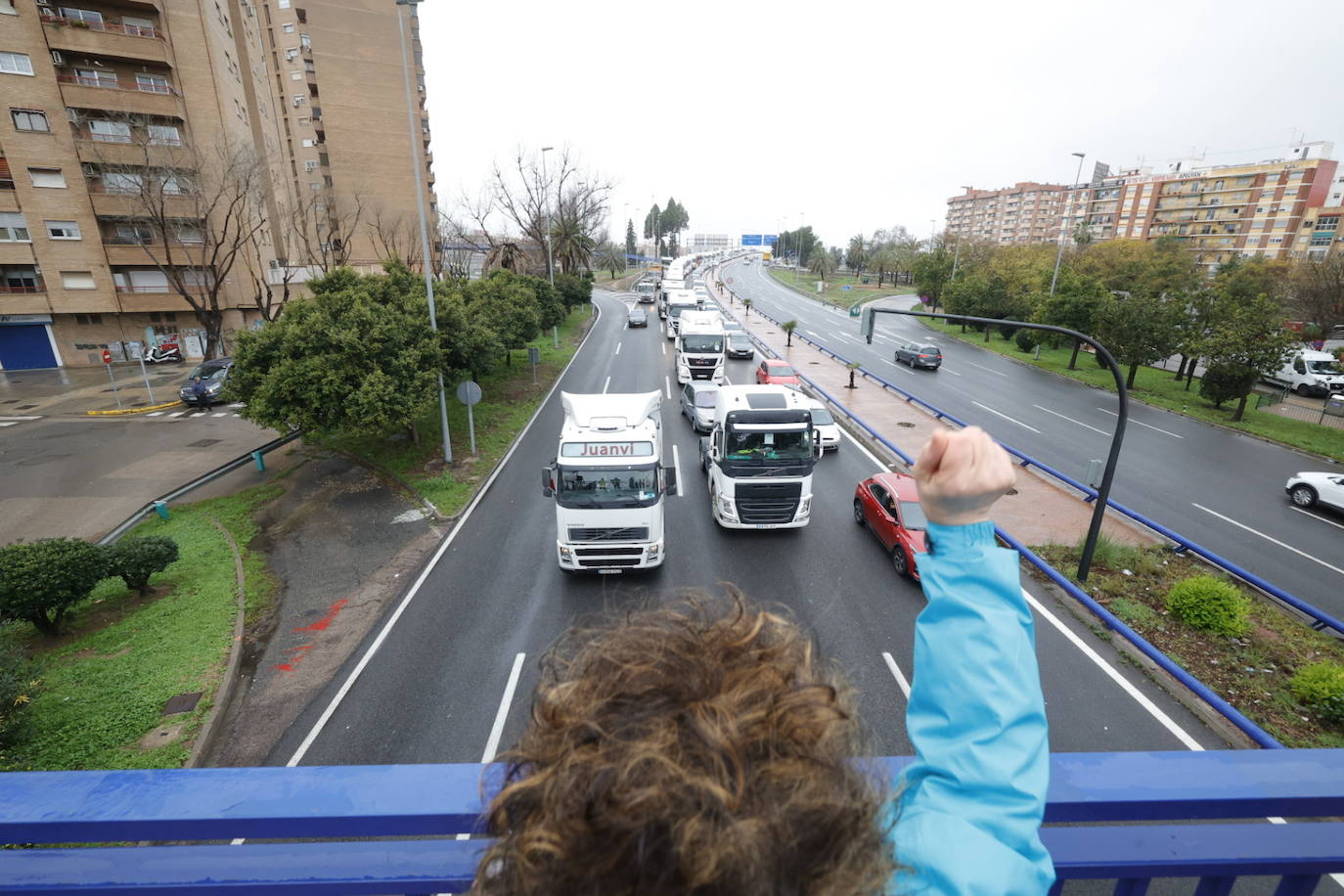 Camioneros protestan por la subida del precio de la gasolina en Valencia.