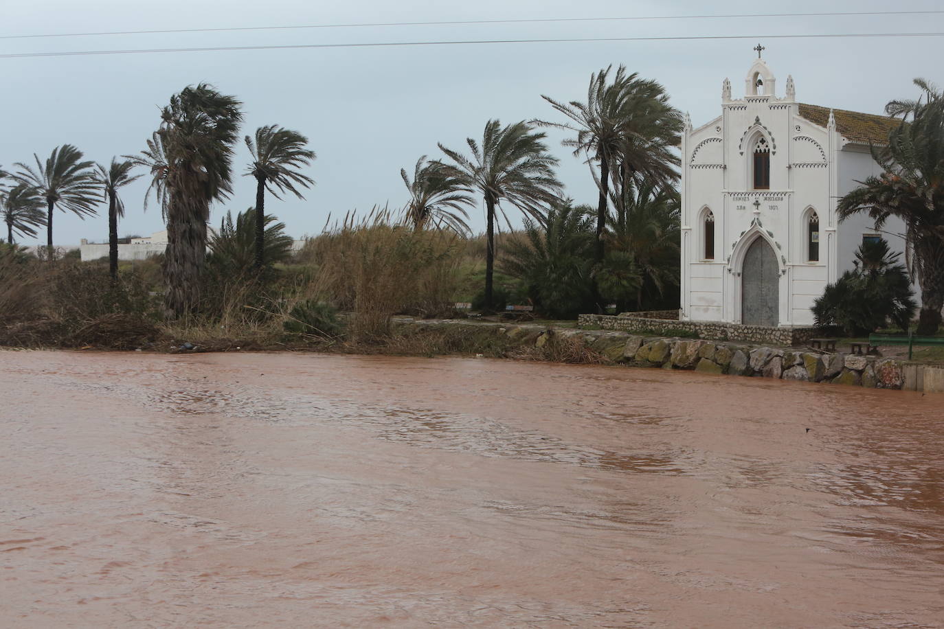 La fuerte lluvia ha afectado a los habitantes de las conocidas como casetes del Peixcadors, y el agua ha llegado incluso a las puertas de la ermita de Peixets y el centro comercial ha tenido que cerrar