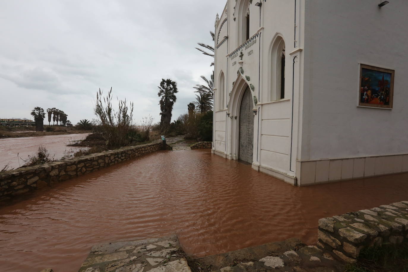 La fuerte lluvia ha afectado a los habitantes de las conocidas como casetes del Peixcadors, y el agua ha llegado incluso a las puertas de la ermita de Peixets y el centro comercial ha tenido que cerrar