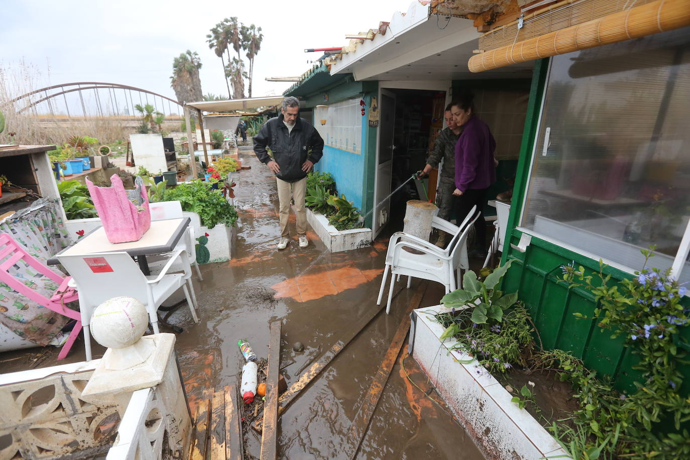 La fuerte lluvia ha afectado a los habitantes de las conocidas como casetes del Peixcadors, y el agua ha llegado incluso a las puertas de la ermita de Peixets y el centro comercial ha tenido que cerrar