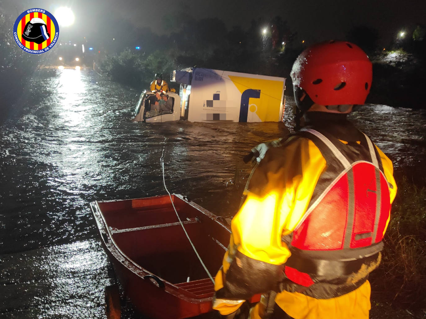 Fotos inundaciones Valencia: Los bomberos rescatan a los ocupantes de un camión en Quart