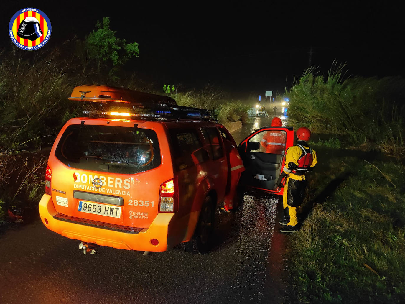 Fotos inundaciones Valencia: Los bomberos rescatan a los ocupantes de un camión en Quart