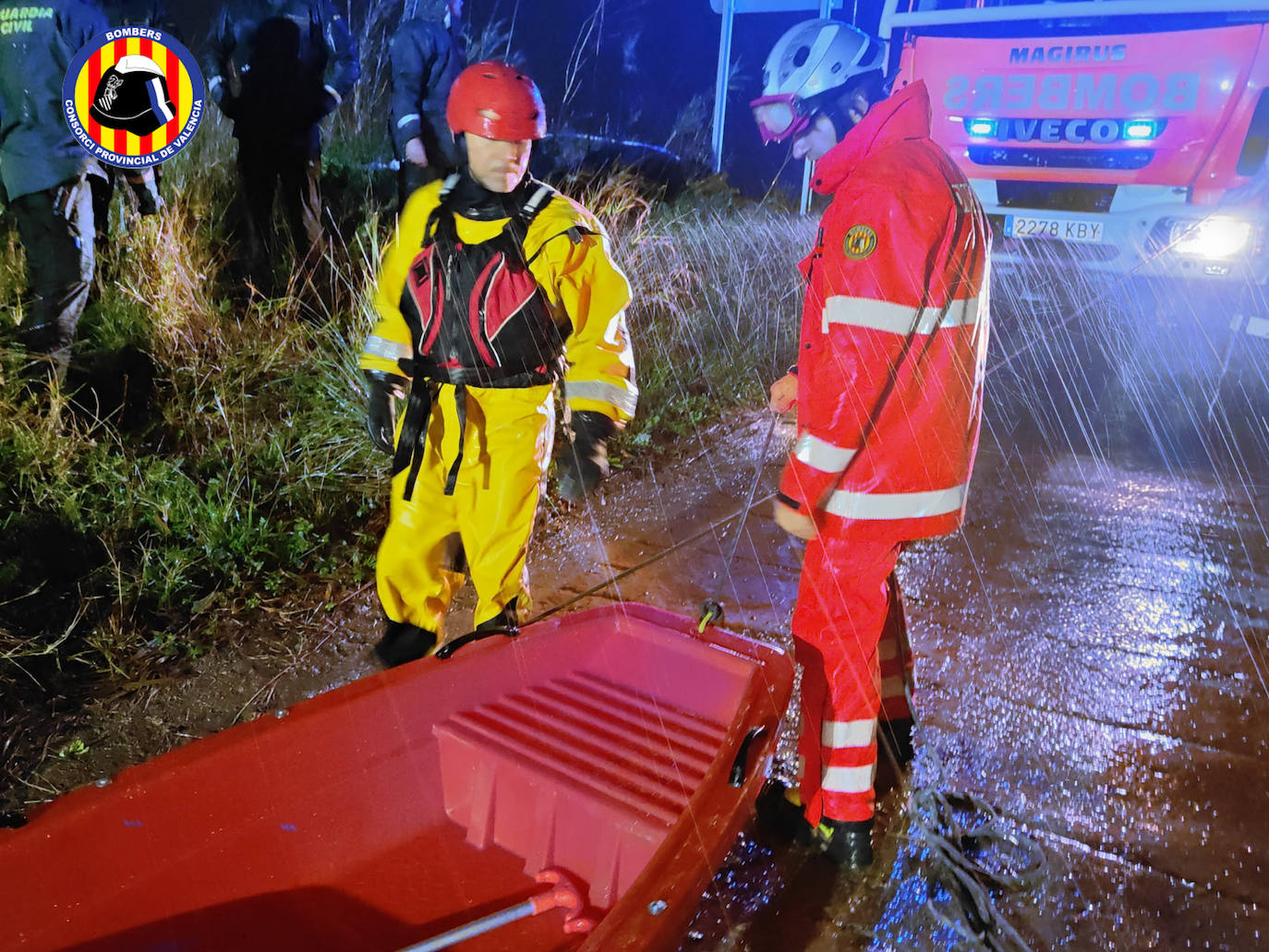 Fotos inundaciones Valencia: Los bomberos rescatan a los ocupantes de un camión en Quart