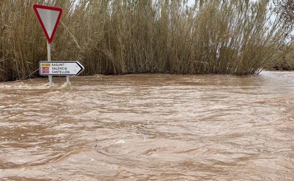 Carretera inundada en Canet de Berenguer este martes. 