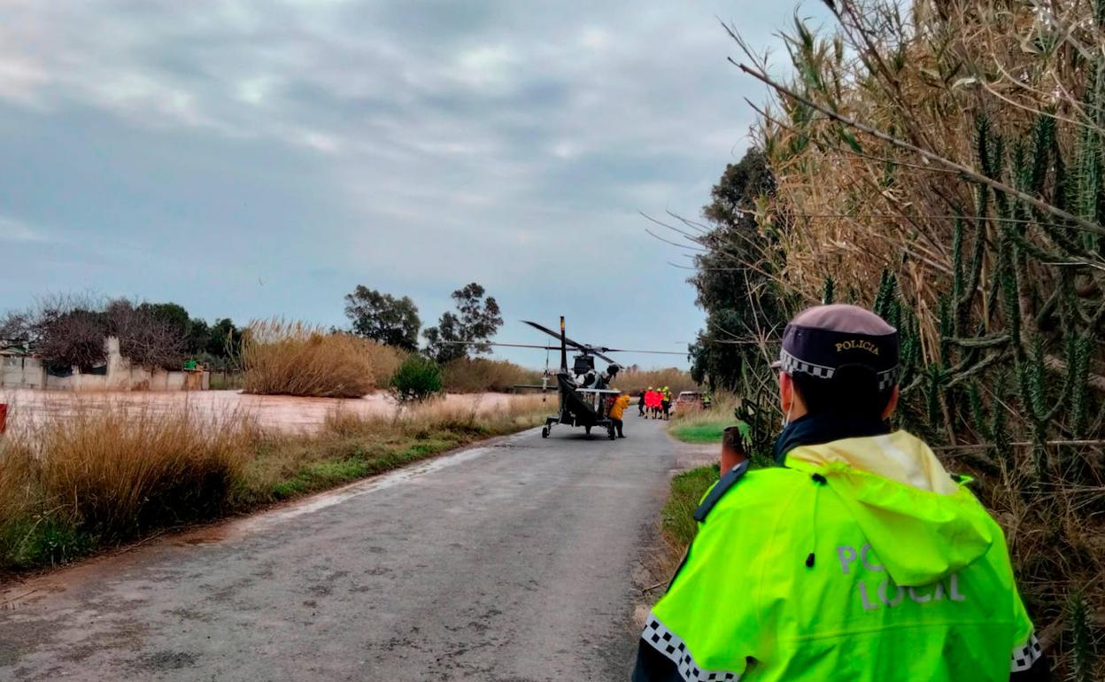 Rescate en Sagunto de un hombre que se había quedado aislado. 