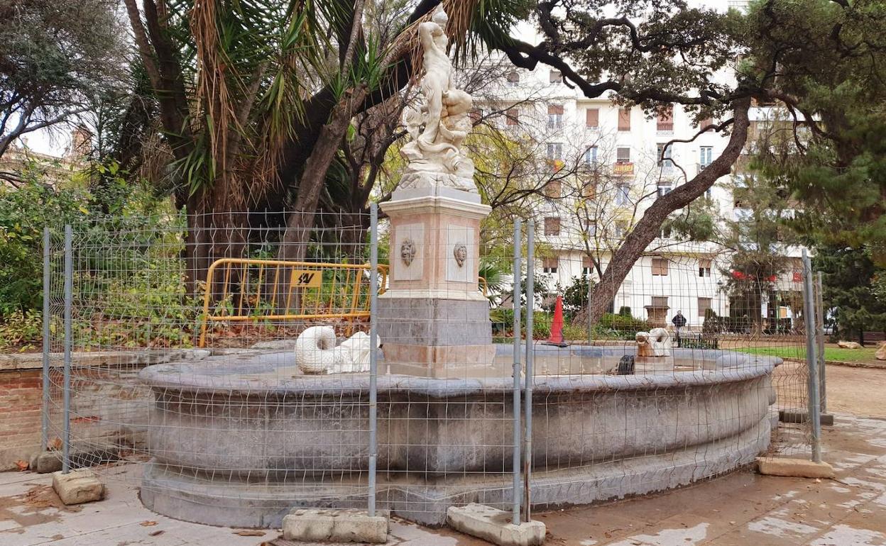 Fuente y escultura valladas a la espera de la rehabilitación. 