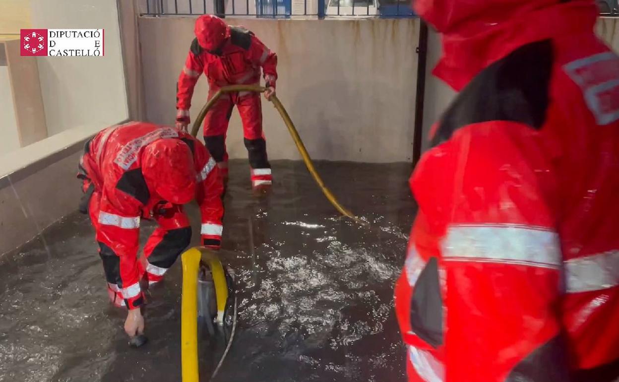 Los bomberos de Castellón atienden una inundación por la lluvia,