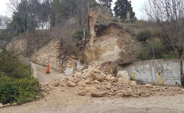 Las lluvias causan un desprendimiento en una ladera del centro de Alcoi