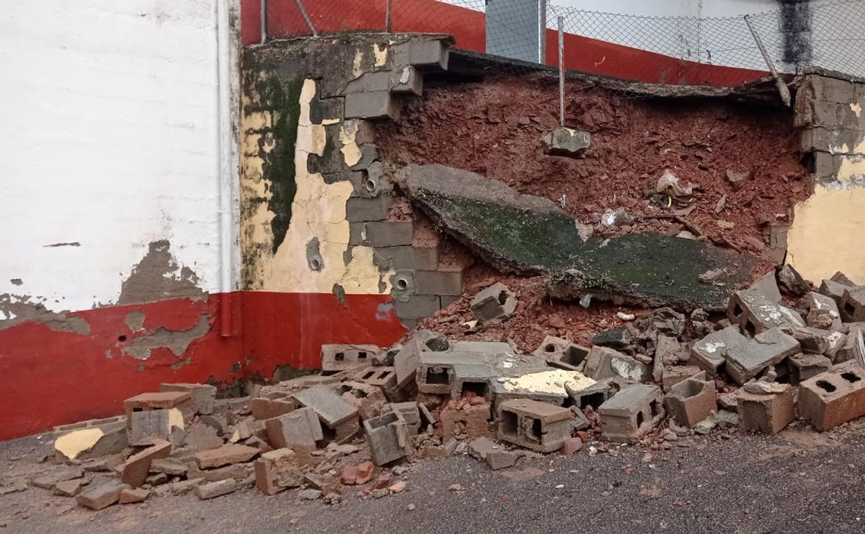 Muro caído en Eslida que hace peligrar la carretera a Chóvar. 