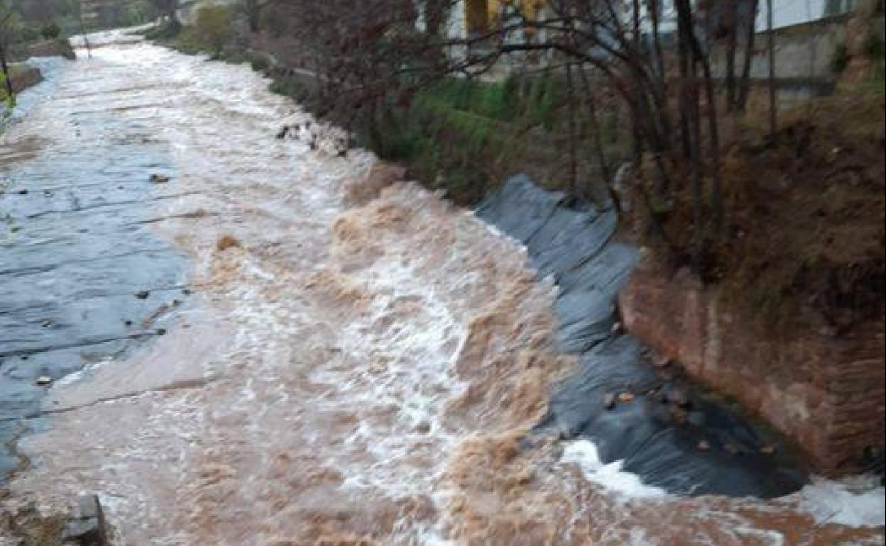 Barranco lleno de agua a su paso por Olocau. 