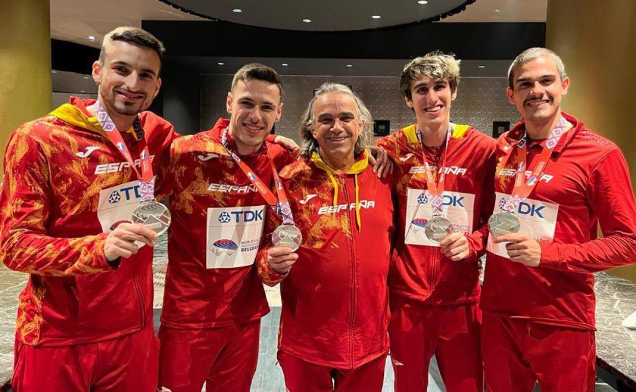 Iñaki Cañal, Manuel Guijarro, Toni Puig, Bernat Erta y Bruno Hortelano, ya en el hotel tras la final del 4x400 del Mundial de Belgrado. 