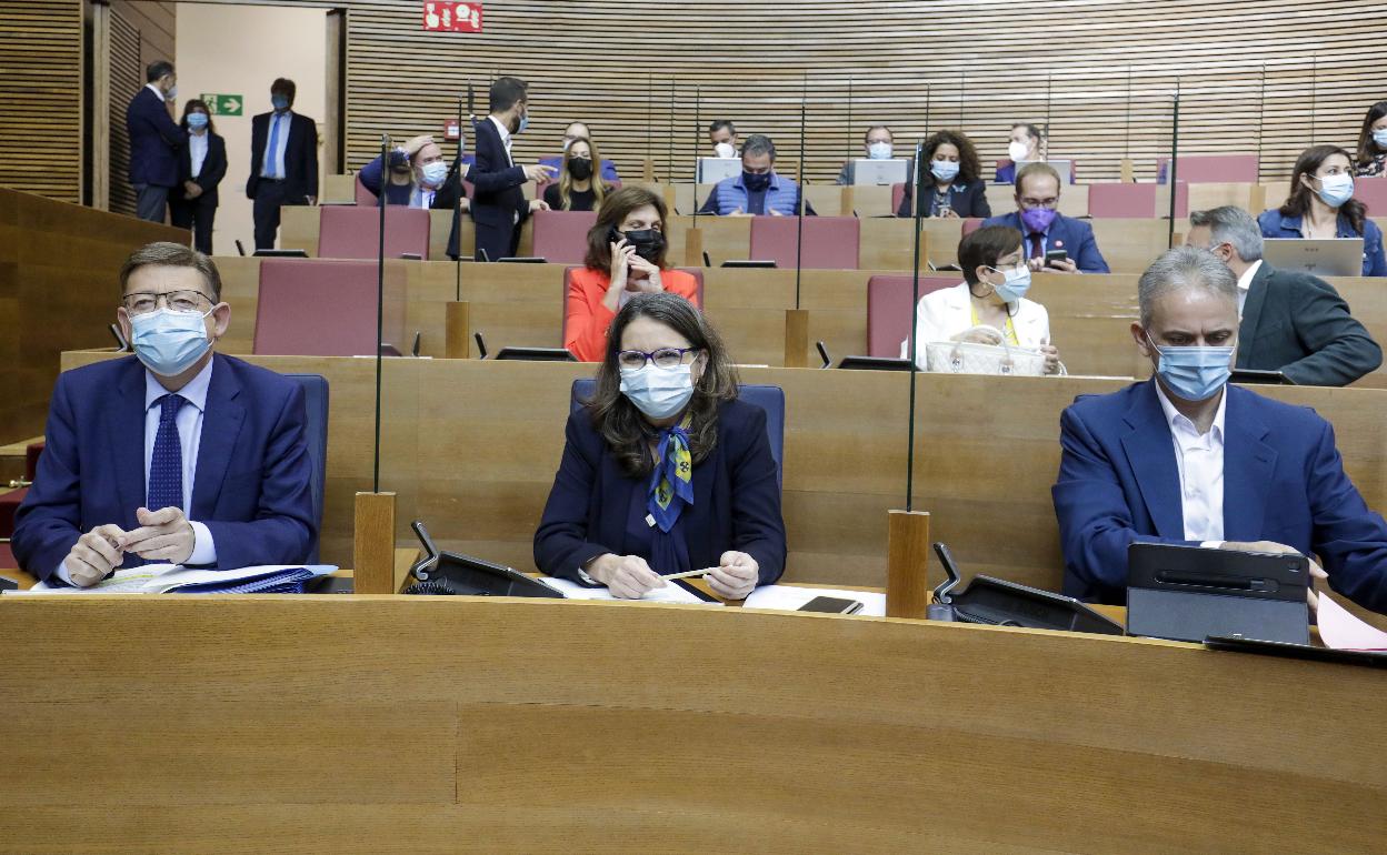 Ximo Puig, Mónica Oltra y Héctor Illueca, en sus escaños de Les Corts. 