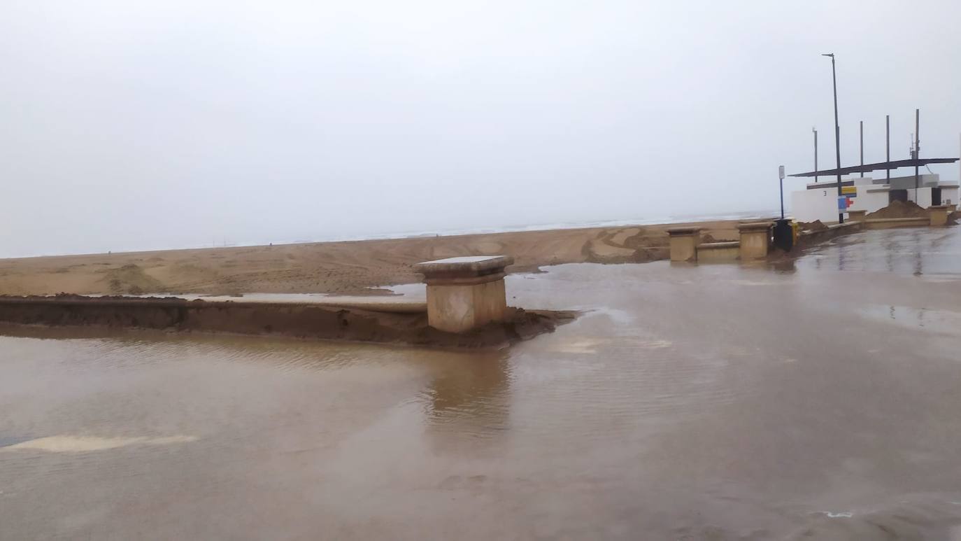 Fotos: El paseo marítimo de la Malvarrosa, inundado por la lluvia