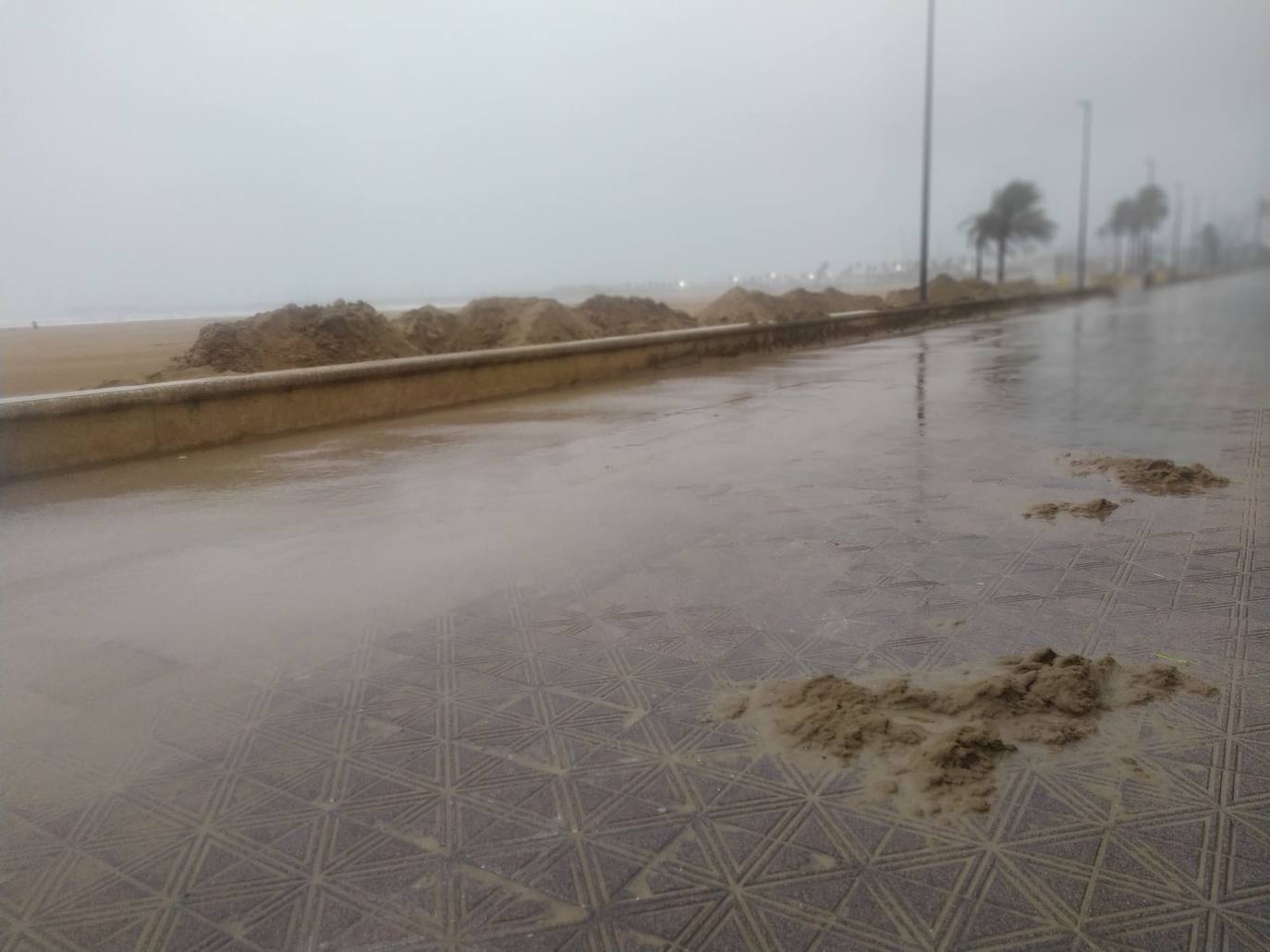 Fotos: El paseo marítimo de la Malvarrosa, inundado por la lluvia