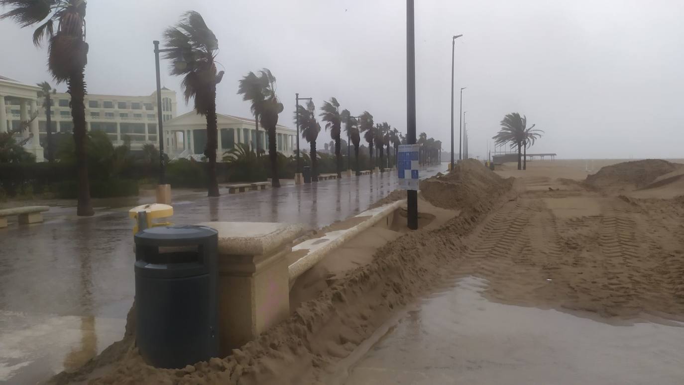 Fotos: El paseo marítimo de la Malvarrosa, inundado por la lluvia