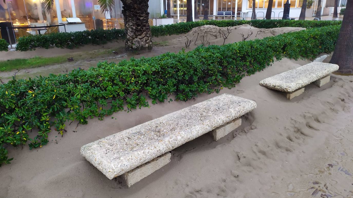 Fotos: El paseo marítimo de la Malvarrosa, inundado por la lluvia