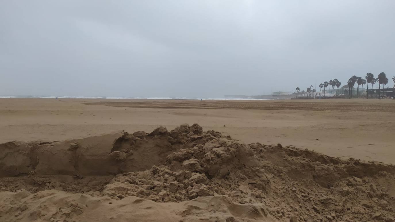 Fotos: El paseo marítimo de la Malvarrosa, inundado por la lluvia