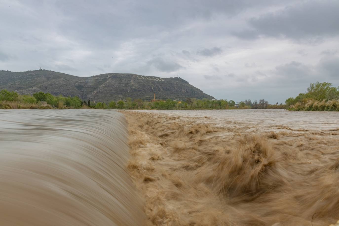 Río Júcar a su paso por Cullera y desembocadura en la playa repleta de cañas