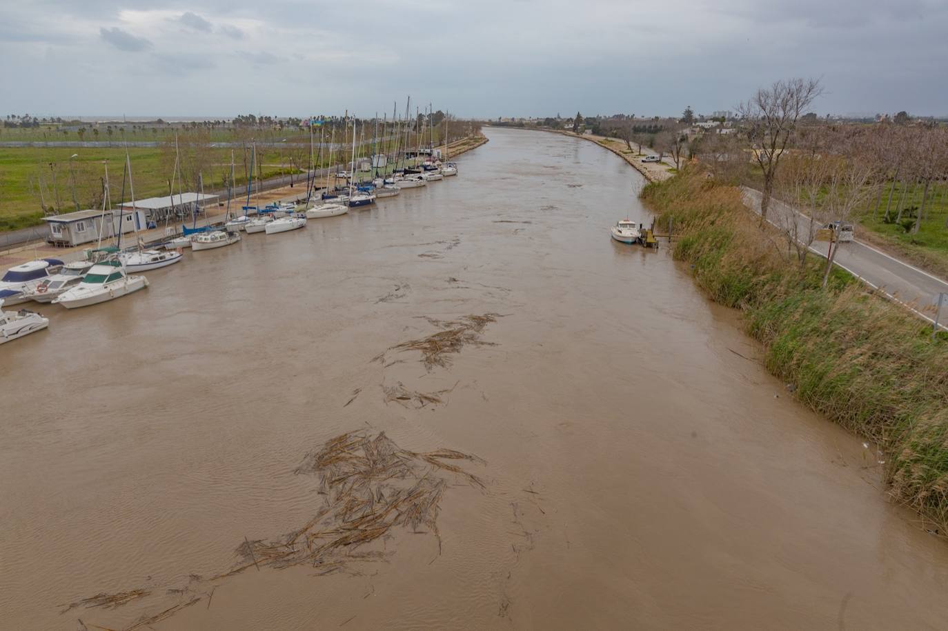 Río Júcar a su paso por Cullera y desembocadura en la playa repleta de cañas