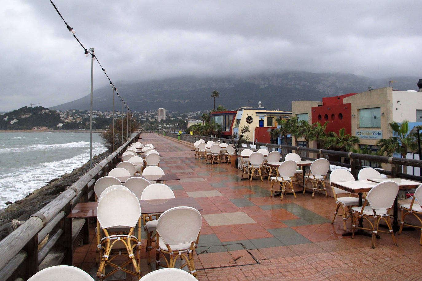 Terraza vacía en puerto deportivo Marina Dénia.