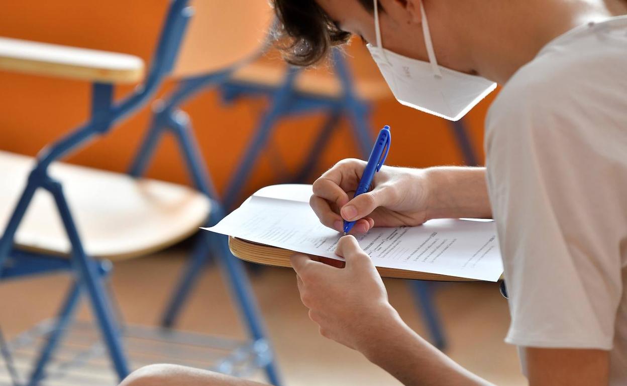 Un alumno durante un examen de recuperación, en una foto de archivo. 