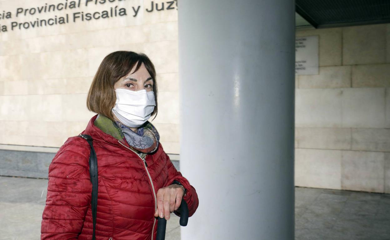 Rosa Molero entra en la Ciudad de la Justicia. 