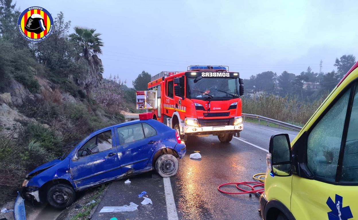 Momento en el que bomberos y SAMU atendieron al accidentado. 