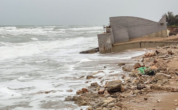 Compuestas de La Goleta dañado y tramo de playa afectado por el temporal.