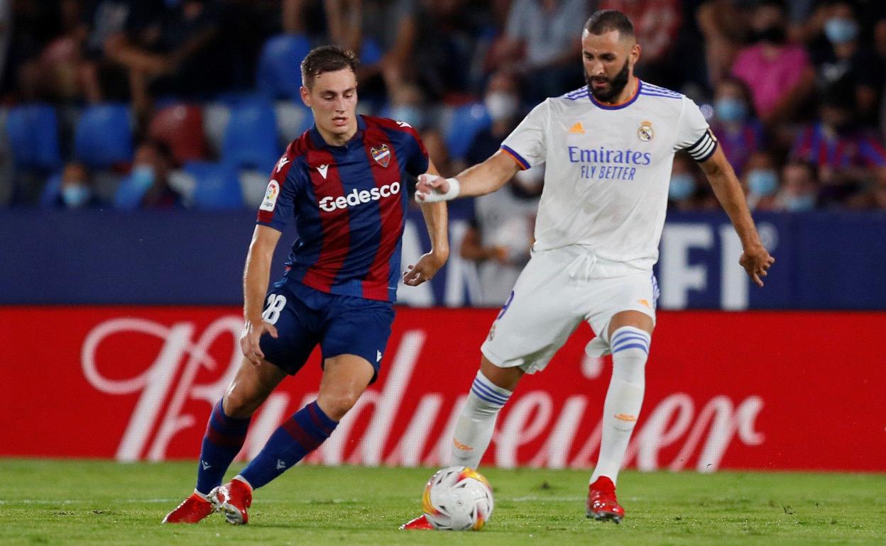 Jorge De Frutos, disputando un balón frente a Benzema en un partido de liga. 