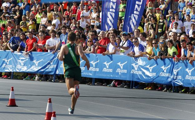 Corredores durante el Ekiden Valencia celebrado en 2014. 