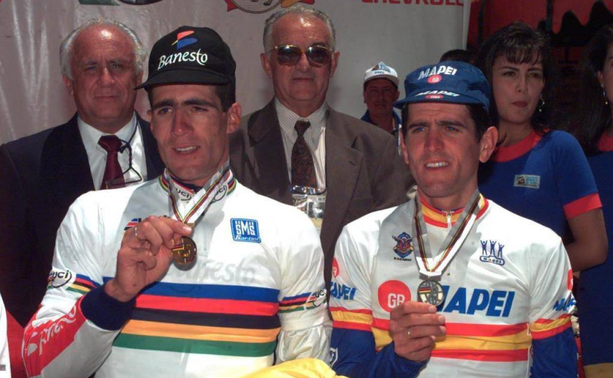 Induráin y Olano con la medalla conseguida en Colombia en el mundial de 1995. 