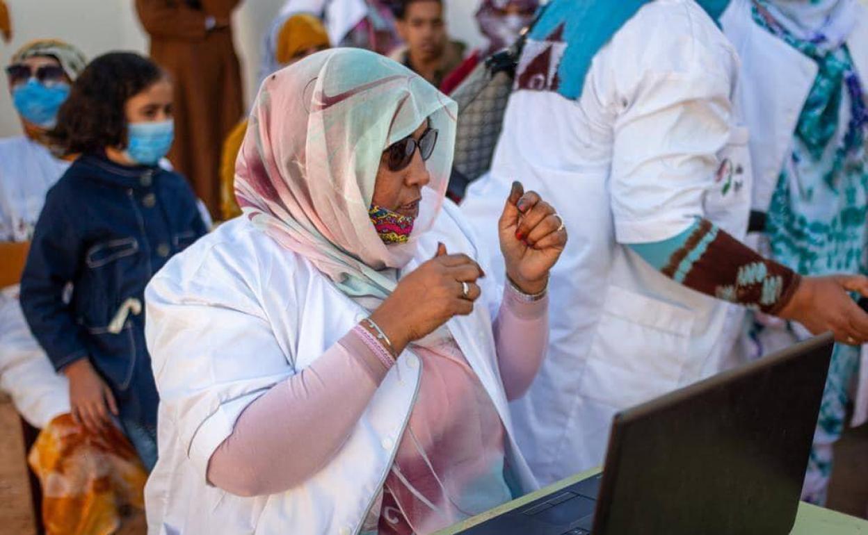 Maima Hadia trabaja como dentista en los campamentos del Tinduf.