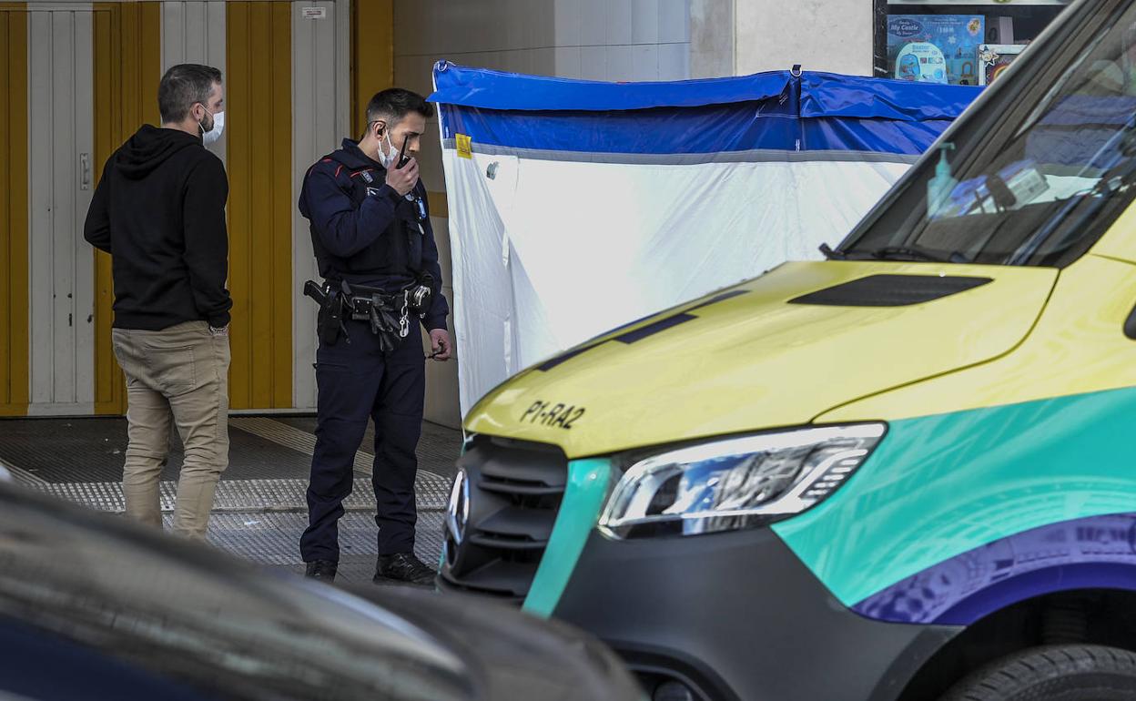 Agentes de la Eertzaintza y personal sanitario atienden un caso de suicidio en Vitoria. 