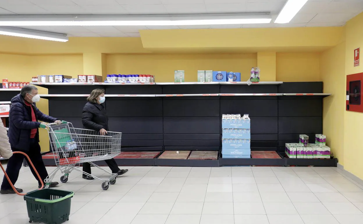 Lineales vacíos en un supermercado de Valencia. 