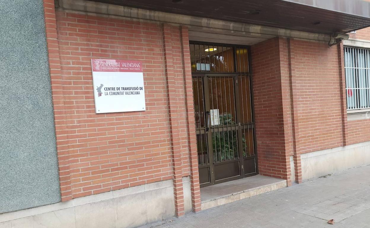 Acceso principal al centro de transfusiones de la Comunitat, en Valencia, con un escalón que dificulta el acceso para las personas con movilidad reducida. 