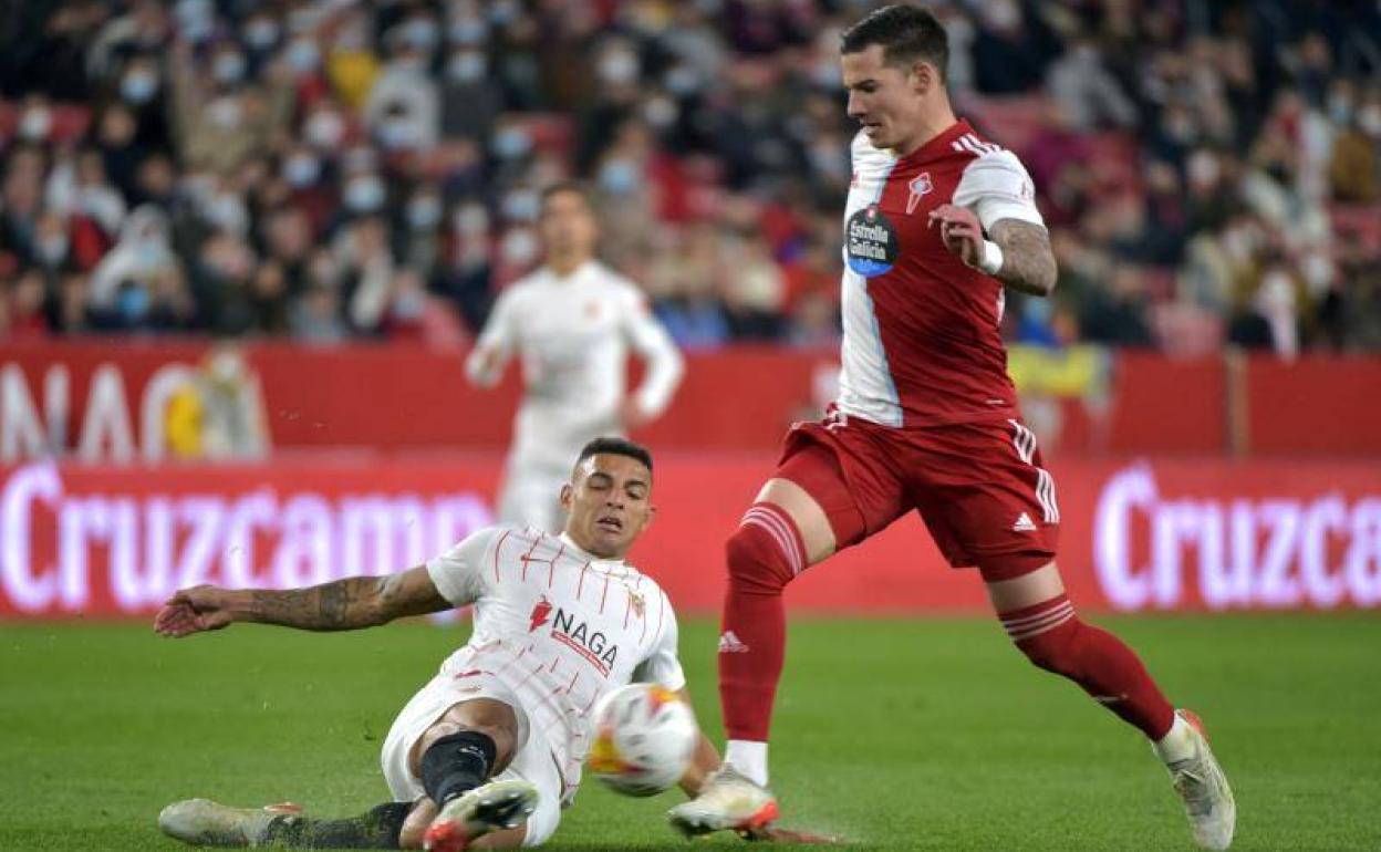 Santi Mina en un lance con Diego Carlos.