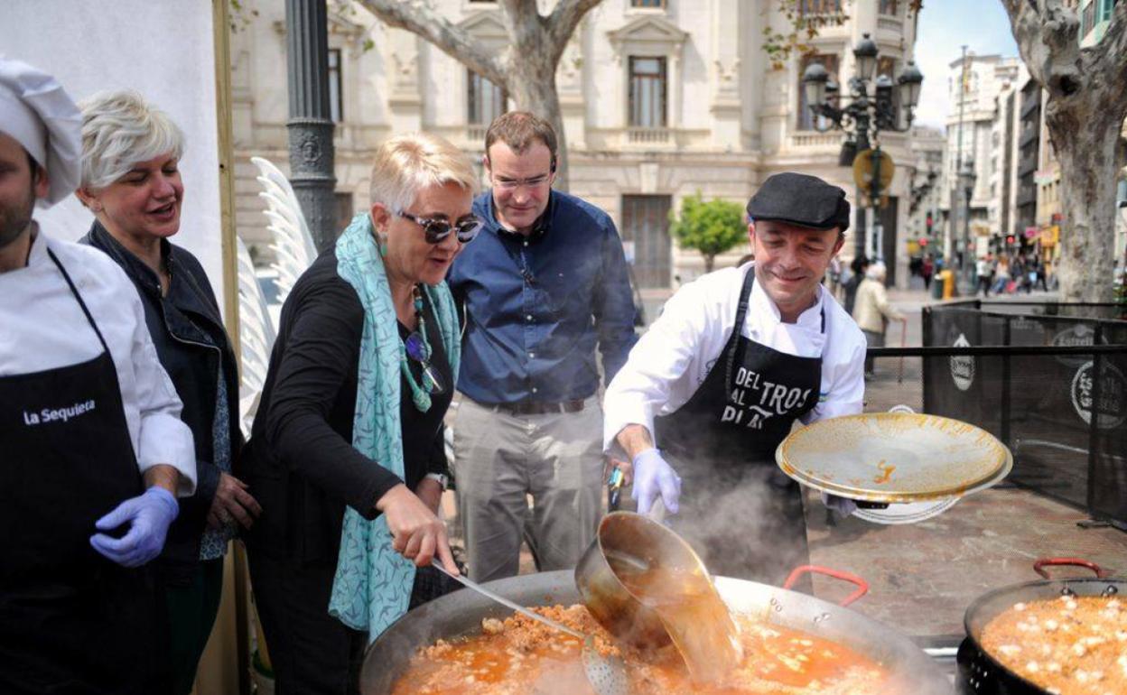 Santos Ruiz, de la DO Arròs de València, contempla cómo se cocina uno de los arroces en la última edición de Tastarròs.