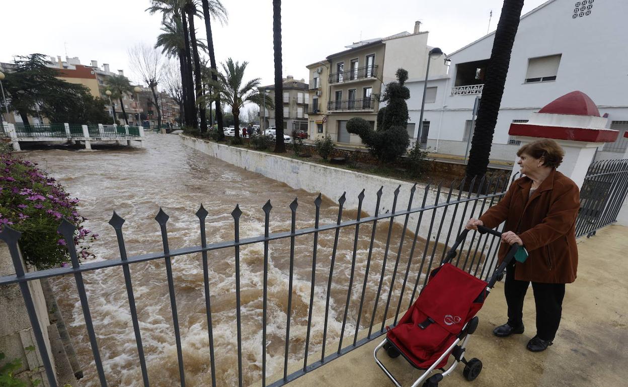 El río Vaca, en la comarca de la Safor, se ha desbordado. 