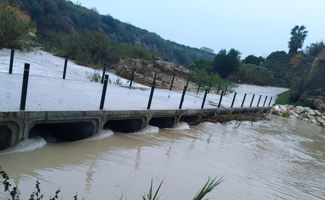 Nivel en que se encuentra el río Canyoles, apunto de desbordarse por el puente. 