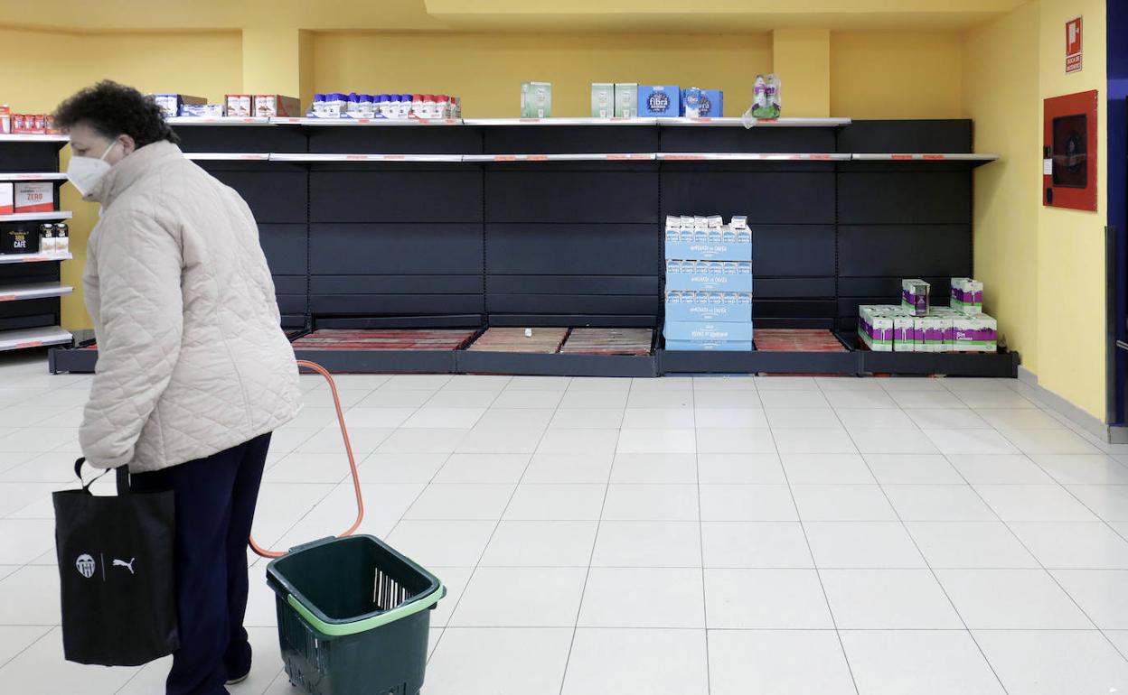 Unos lineales sin productos en un supermercado. 